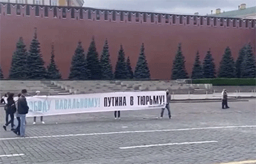 На Красной площади в Москве активисты развернули баннер «Свободу Навальному! Путина в тюрьму!»
