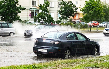 Потоп в Минске: «поплыли» люди и автомобили