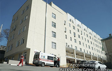 Военные в масках и медики в спецзащите: фото больницы в Киеве, где лежат пациенты с коронавирусом