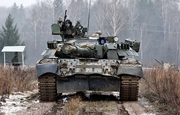 Bloomberg: Россия перебрасывает танки к границе с Украиной
