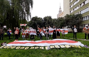 Белорусы провели акцию у представительства МВФ в Варшаве