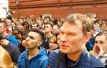 Видеофакт: Как протестующие в Москве встретили пропагандистов НТВ