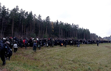 Мигранты разбивают палатки возле границы с Польшей