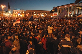 Оппозиция снова собирает народ на площади
