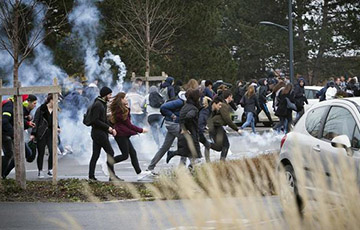 Тысячи школьников вышли на акции протеста по всей Франции
