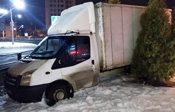 В Витебске водитель грузовика убегал от ГАИ, но застрял среди туй