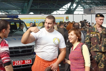 Силач Кирилл Шимко намерен сдвинуть 55-тонный БелАЗ на Дне автомобилиста в Минске