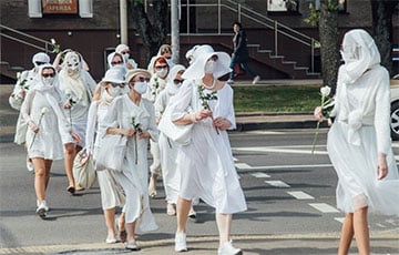 Девушки в белом вышли с цветами на площадь возле Комаровки