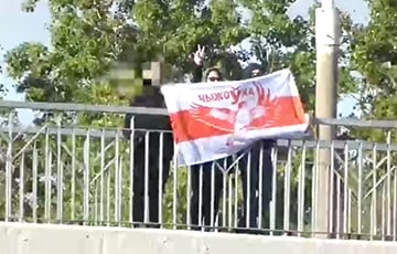 Жители Чижовки вышли на яркую акцию с бело-красно-белым флагом