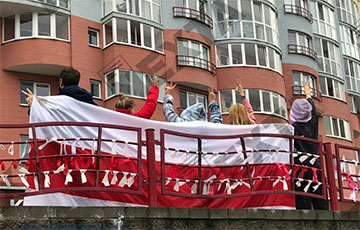 Минчане вышли на проспект Дзержинского с флагами и верой в перемены