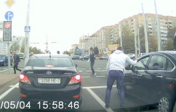Видеофакт: Минчанин вернул водителю выброшенный в окно окурок