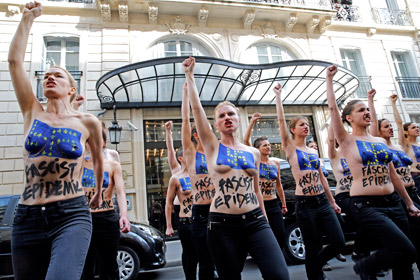 Активистки Femen выступили против эпидемии фашизма в Европе