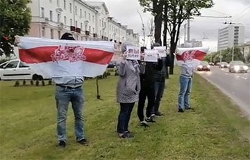 Минчане вышли с бело-красно-белыми флагами на Партизанский проспект