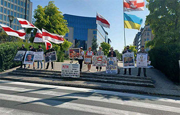 В Брюсселе прошел пикет солидарности с белорусами