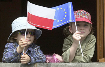 Сенат Польши принял поправки, расширяющие программу «Семья 500+»