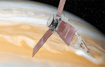 NASA показало снимки «розовой» бури на Юпитере