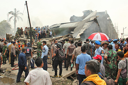 Число погибших в результате падения самолета в Индонезии выросло до 38