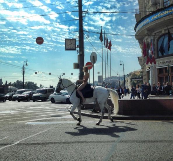 Белоруска проехала обнаженной на лошади по Красной площади