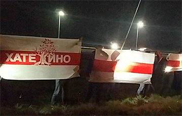 Жители поселка Хатежино приветствует водителей на трассе Минск-Гродно