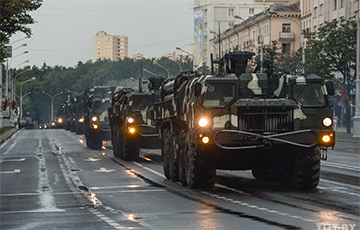 Фотофакт: В Минске танки «воюют» с асфальтом