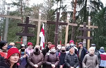 Белорусы в Куропатах исполнили духовный гимн «Магутны Божа»