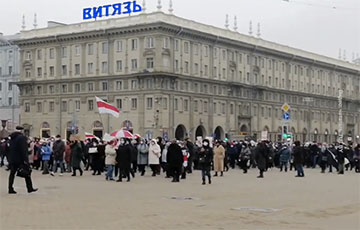Марш пенсионеров дошел до Октябрьской площади