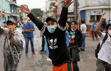 В Гватемале люди требуют отставки президента: в чем причина недовольства