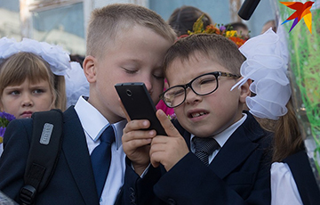 «Типичная Беларусь»: В министерстве решили, что их главная проблема – это мобильники