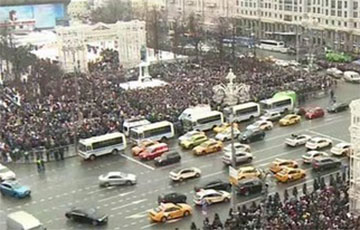 В Москве и Петербурге тысячи человек вышли на митинг в поддержку Навального: прямая трансляция