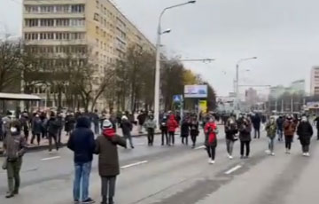 «Это наш город»: большая колонна протестующих минчан в районе Пушкинской