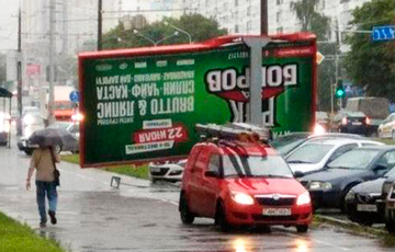 Фотофакт: в Минске ветер обрушил билборд на машину
