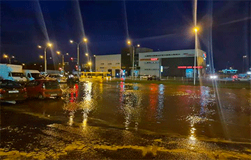 Возле гипермаркета Green в Чижовке затопило проезжую часть