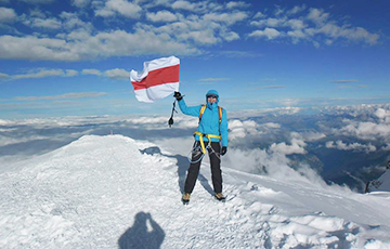 Фотофакт: Бело-красно-белый флаг подняли над Альпами