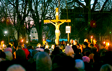 Фотофакт: В Гродно тысячи католиков прошли крестным ходом