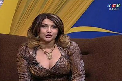 Азербайджанскую телеведущую уволили за декольте