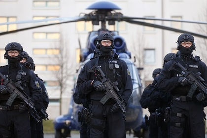 Немец ослепил лазерной указкой пилотов полицейского вертолета в Гамбурге