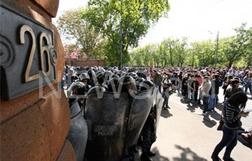 Демонстранты в Ереване взяли в осаду резиденцию премьер-министра