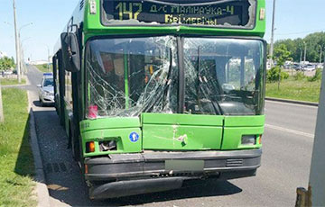 Водитель автобуса в Минске из-за плохого самочувствия врезался в грузовик