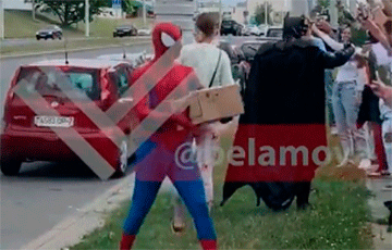 Супергерои Бэтмен и Человек-паук пришли на помощь белорусам
