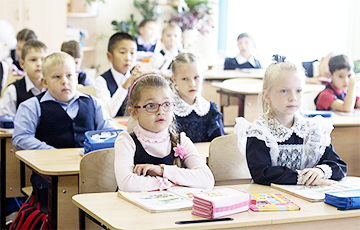 «Баста»: Белорусских детей загоняют в новые рассадники коронавируса