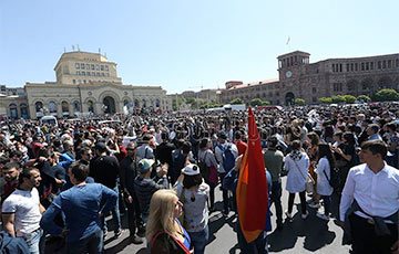 В Армении возобновились акции протеста, люди останавливают БТРы (Видео, онлайн)