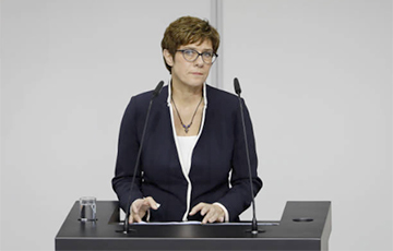 Аннегрет Крамп-Карренбауэр вступила в должность министра обороны Германии
