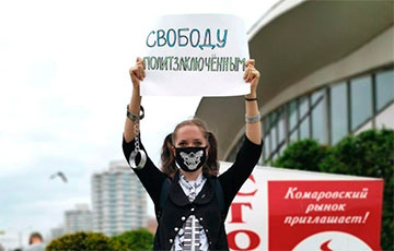 Минчанка пришла на пикет с плакатом «Свободу политзаключенным!»