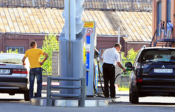 Экономист об «играх» с бензином: Лукашенко боится народа