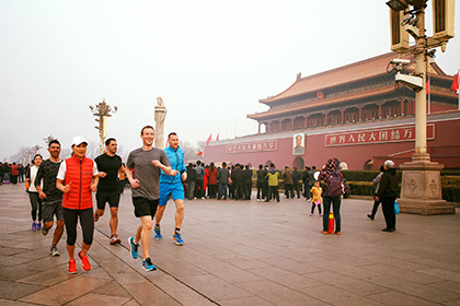 Фотография утренней пробежки Цукерберга по Пекину вызвала негодование в соцсетях