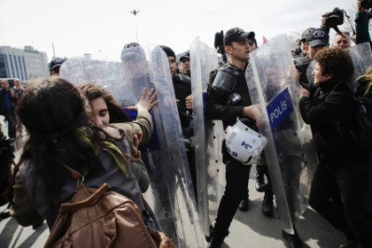 Турецкая полиция разогнала резиновыми пулями митинг женщин