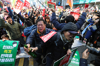Два человека погибли в ходе столкновений в Сеуле