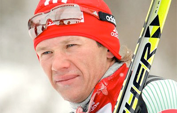 Самый известный белорусский лыжник отказался снимать национальный флаг с балкона