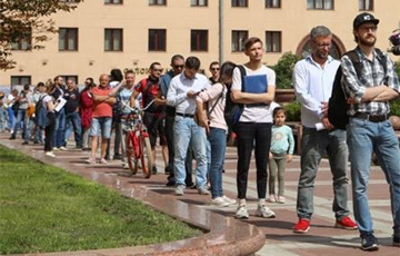 Фотофакт: Огромные очереди выстроились к избирательным участкам в Минске