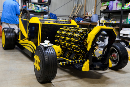 Из «Лего» собрали полноразмерный автомобиль с пневмоприводом
